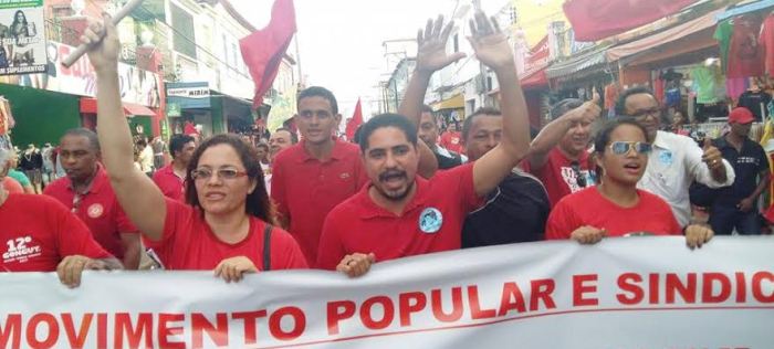 Zé Inácio entre as lideranças, na rua contra o golpe