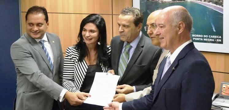 Weverton com os representantes do segmento e o ministro Henrique Alves
