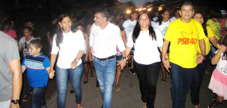 J´[unior com seus candidatos caminhando pelas ruas de Cururupu