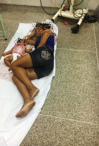 A mulher jogada ao chão com a filha doente: ação de Edivaldo