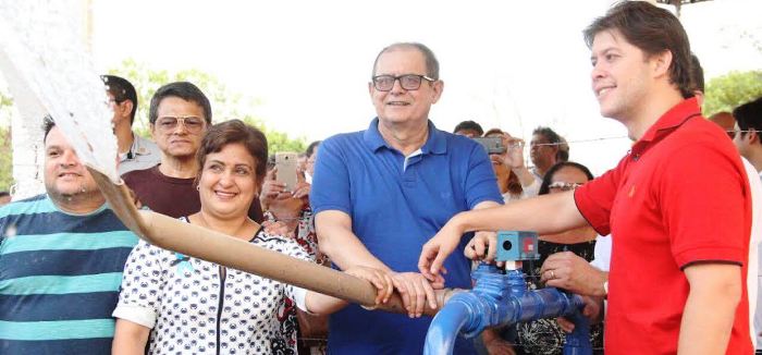 O governador em exercício com Leo Coutinho, aliados e familiares; homenagens