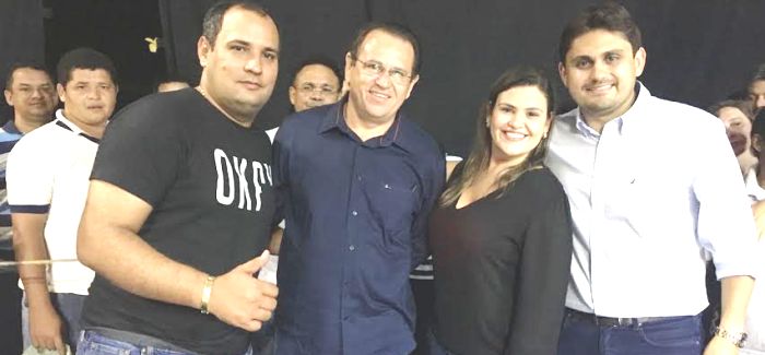 Rodrigo com Stênio, Luanna e Juscelino: festa popular